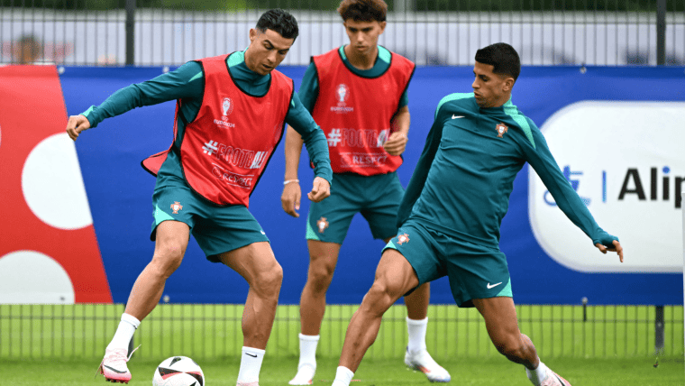 Polônia e Portugal entram no Stadion Slaski Pela UEFA Nations League